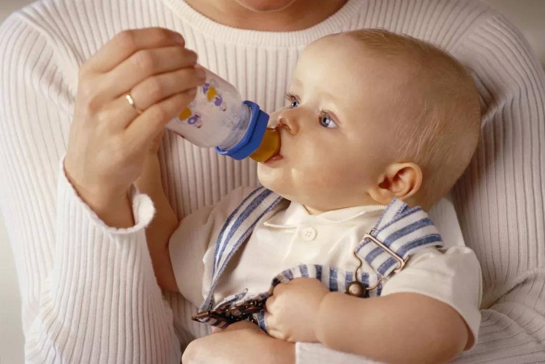 这是一篇关于宝宝喝婴儿奶粉量多少合适的干货，快来看看，你家孩子到底吃饱了没？(图1)