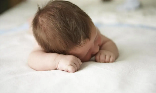 痛心！3月大宝宝趴睡训练身亡！什么才是正确睡姿？